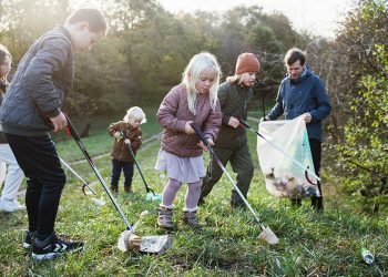 Rekordmange børn skal samle skrald i naturen