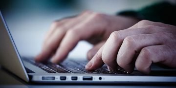 Svindel på nettet: Danskerne bliver narret for trecifret millionbeløb