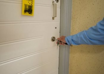 Arbejdsrelateret vold: Fængselsbetjente har stor risiko for overfald