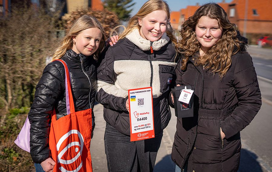 Konfirmanderne Sille, Mia og Freja samlede i 2022 ind for Folkekirkens Nødhjælp. Foto: Kristian Skårhøj