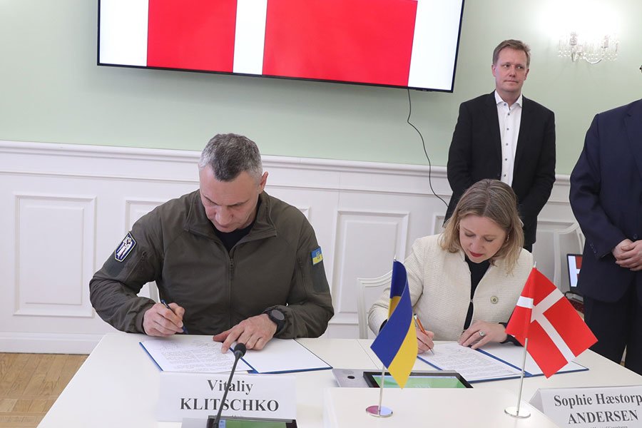 Kyivs borgmester Vitaliy Klitschko og Københavns overborgmester Sophie Hæstorp Andersen underskriver aftalen. Bagerst står beskæftigelses- og integrationsborgmester Jens-Kristian Lütken.