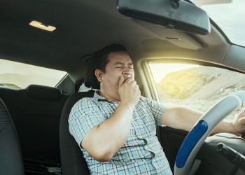 Næsten hver anden bilist har svært ved at holde øjnene åbne
