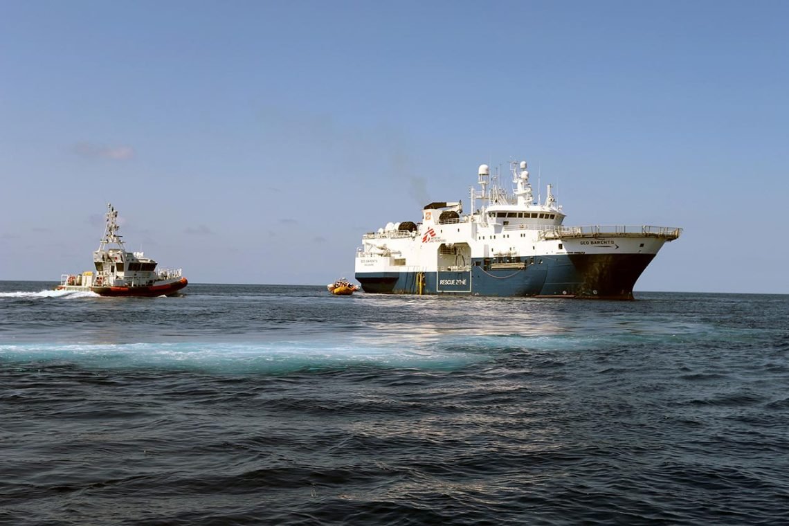 Under en redning blokerede den libyske kystvagt for, at Læger uden Grænser kunne redde nødstedte mennesker på Middelhavet. Foto: MSF/Stefan Pejovic