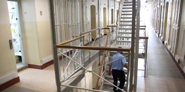 Antallet af fængselsbetjente falder fortsat i 2023