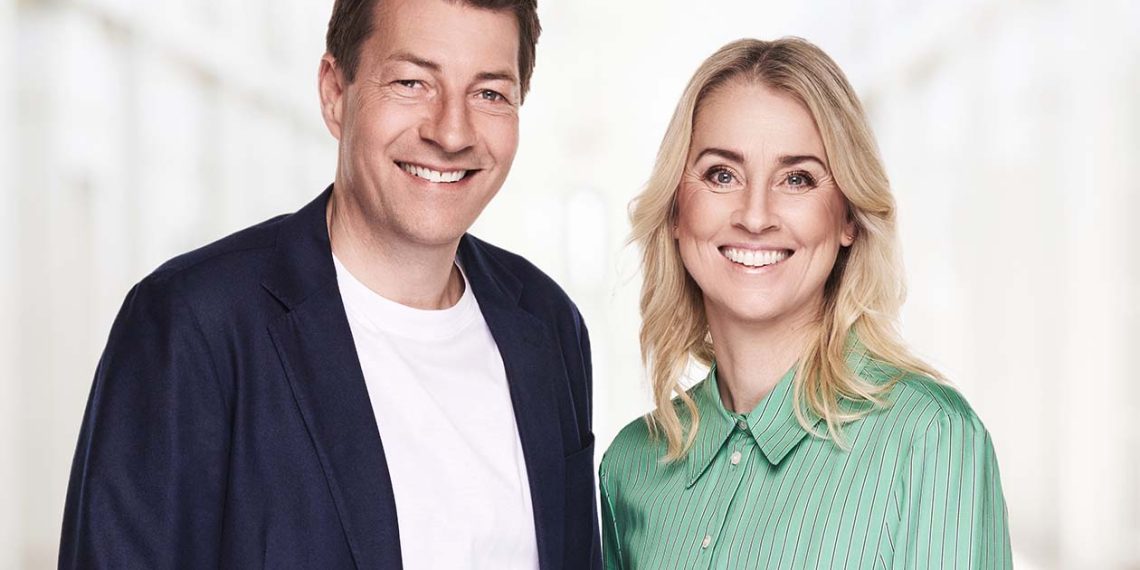 Morten Ankerdal og Camilla Martin er skiftevis værter på stadion i forbindelse med 'Totalfodbold'. (Foto: Henrik Ohsten/TV 2)