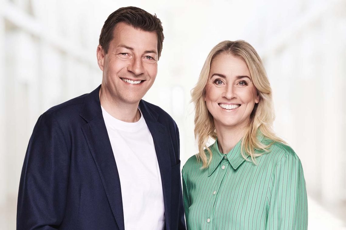 Morten Ankerdal og Camilla Martin er skiftevis værter på stadion i forbindelse med 'Totalfodbold'. (Foto: Henrik Ohsten/TV 2)