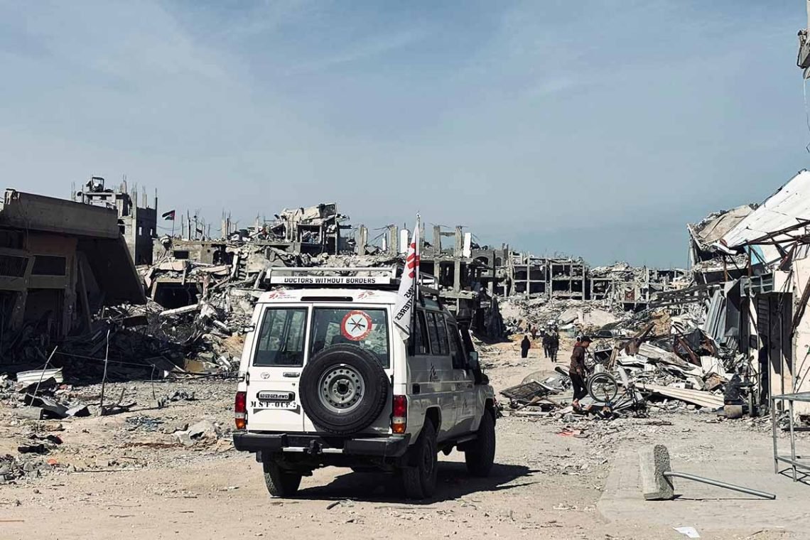Læger uden Grænser-bil foran ruiner i Jabalia i det nordlige Gaza Nour Alsaqqa/MSF (Médecins Sans Frontières/MSF)
