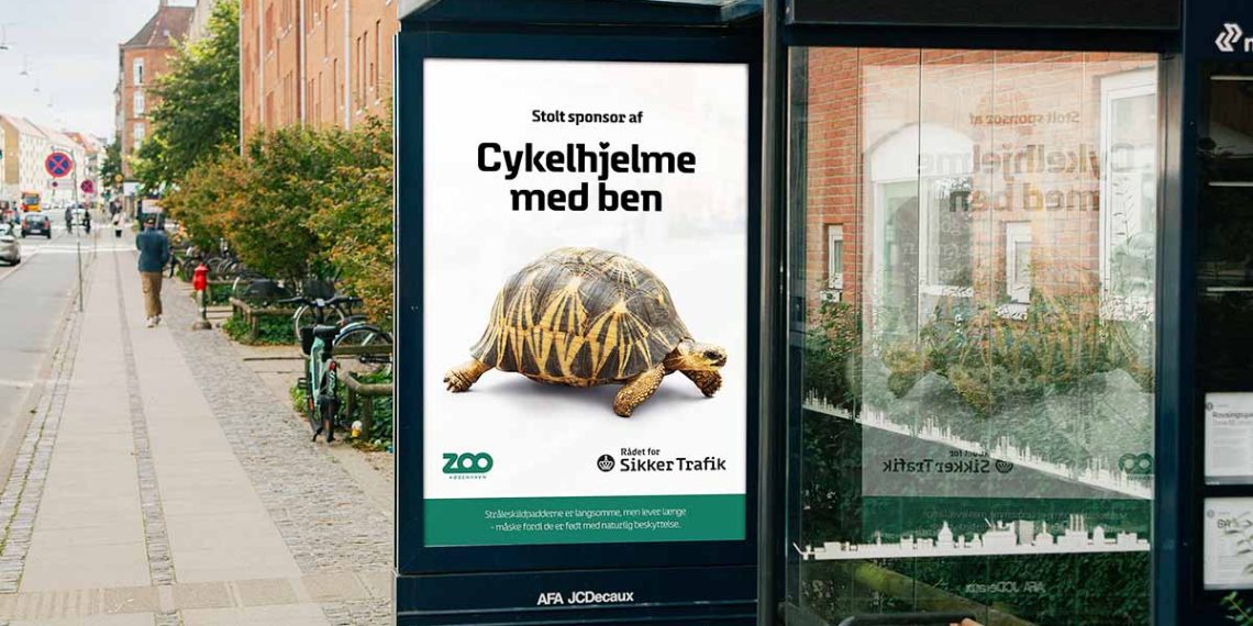 Alternative plakater langs veje på Frederiksberg og på sociale medier skal minde cyklister om, at det er godt at beskytte hovedet med en hjelm. Det er Rådet for Sikker Trafik og ZOO København, der står bag kampagnen (Foto: Rådet for Sikker Trafik)