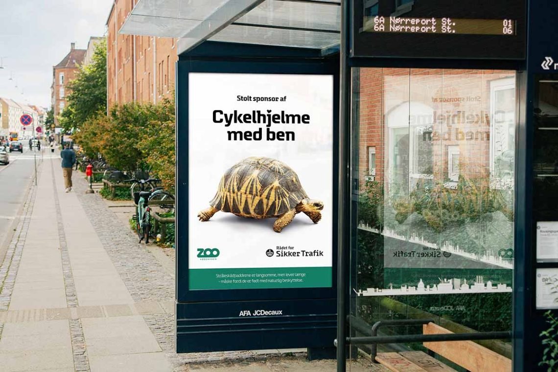 Alternative plakater langs veje på Frederiksberg og på sociale medier skal minde cyklister om, at det er godt at beskytte hovedet med en hjelm. Det er Rådet for Sikker Trafik og ZOO København, der står bag kampagnen (Foto: Rådet for Sikker Trafik)